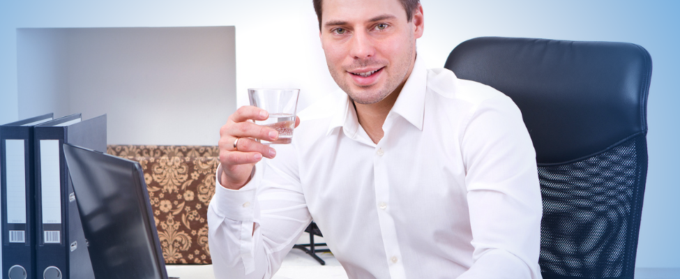 A água mineral natural é essencial para a saúde e o equilíbrio do organismo de todos os seres vivos. Para as famílias, garantir água pura e de qualidade significa oferecer mais bem-estar para toda (4).png